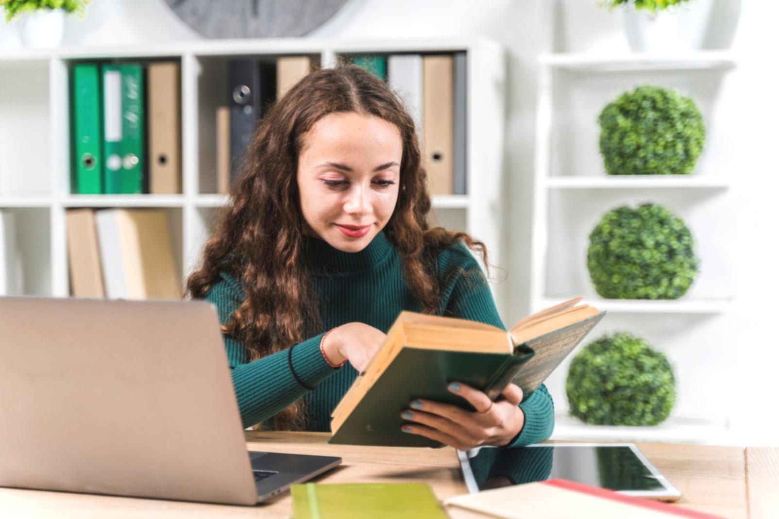 Trading education workspace showing market analysis and learning materials